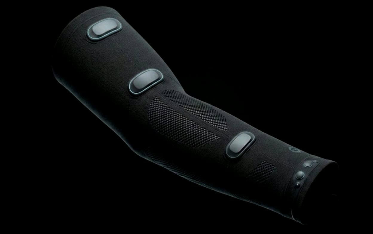 Betta sleeve in Stealth: all black